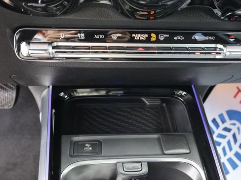 Used 2025 Mercedes-Benz GLB 250 image 10