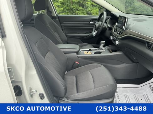 Used 2025 Nissan Altima 2.5 SV FWD image 13