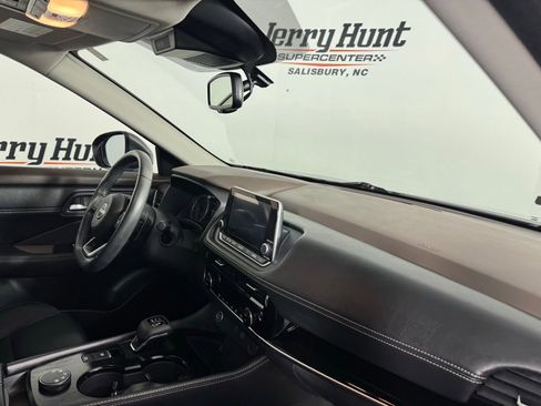 Used 2023 Nissan Rogue SL image 34