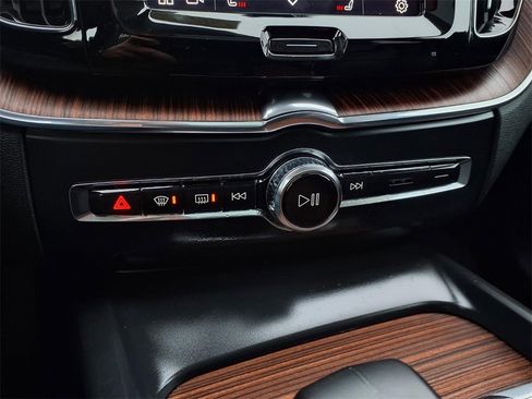 Used 2023 Volvo XC60 B5 Plus image 14