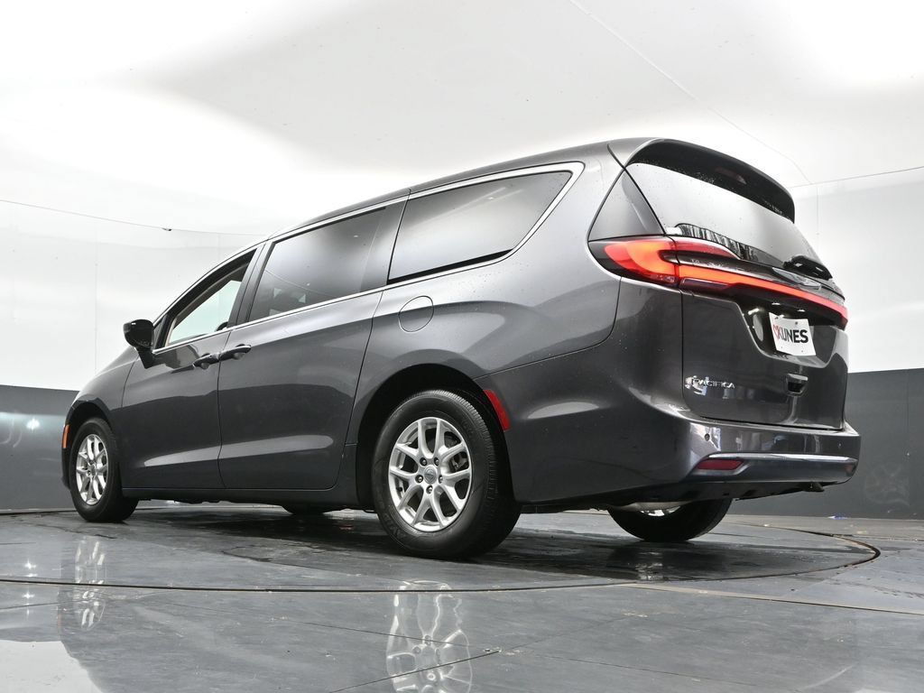 Used 2023 Chrysler Pacifica Touring-L FWD image 29
