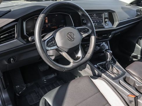 Used 2024 Volkswagen Jetta SE FWD image 4