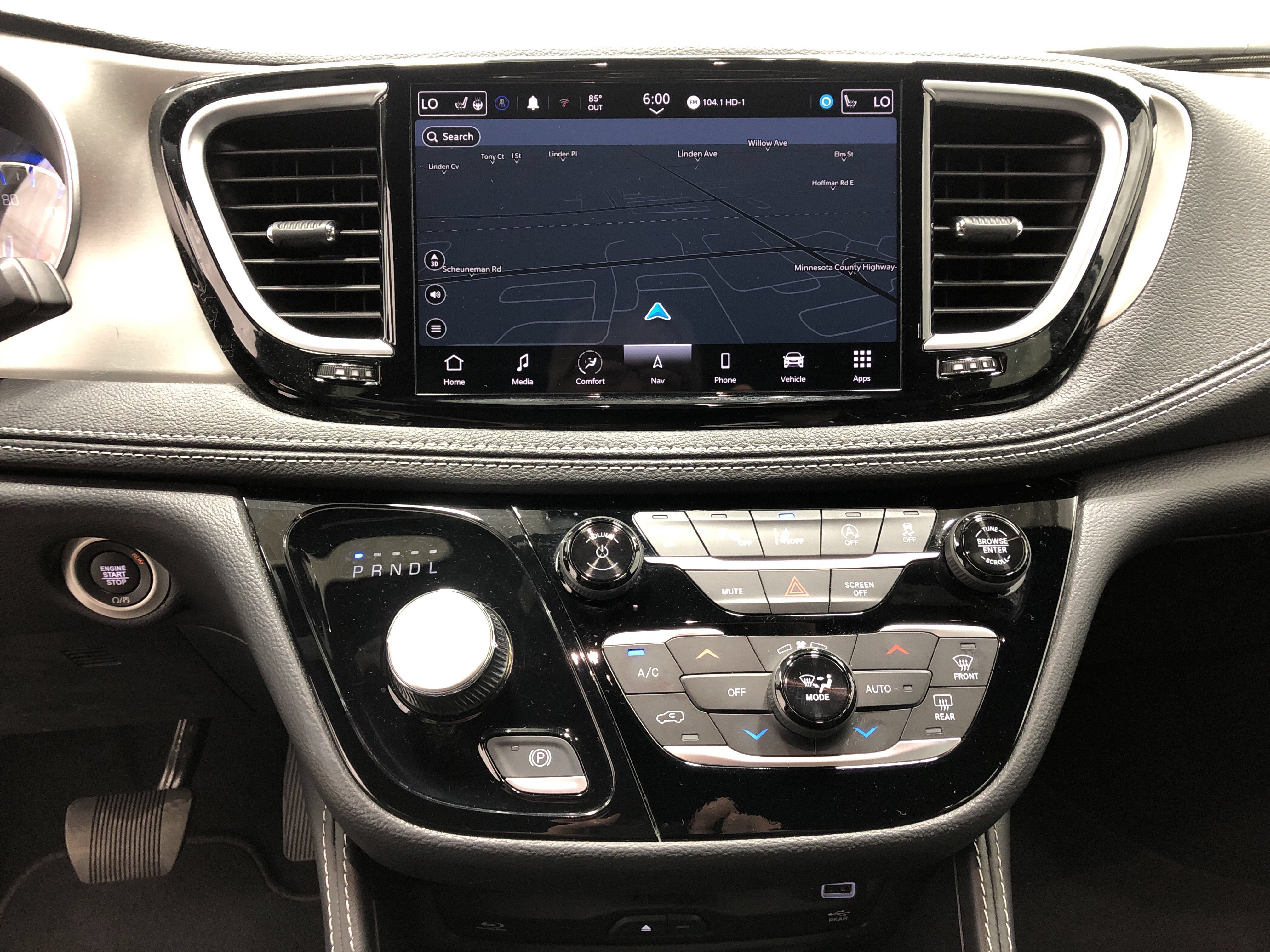 Used 2024 Chrysler Pacifica Limited w/ Uconnect Theater Family Group FWD image 14