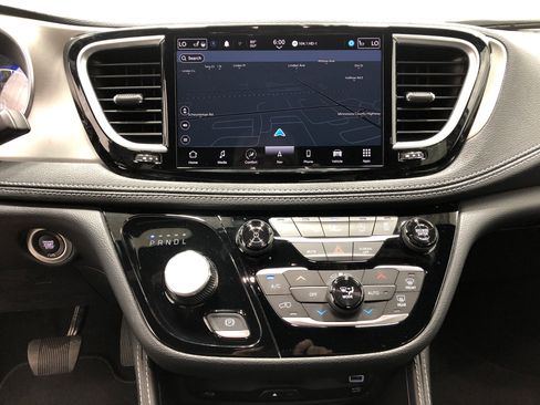 Used 2024 Chrysler Pacifica Limited w/ Uconnect Theater Family Group image 14