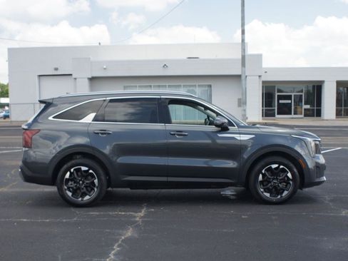 Used 2024 Kia Sorento S FWD image 21