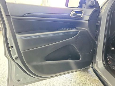 Used 2019 Jeep Grand Cherokee Laredo AWD/4WD image 32