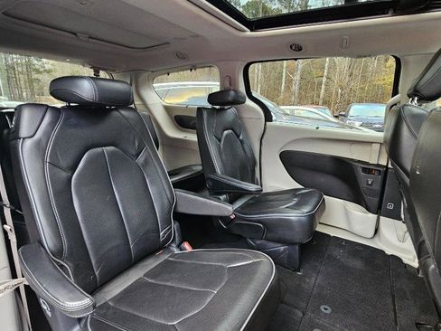 Used 2020 Chrysler Pacifica Limited image 34