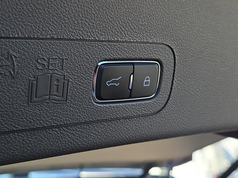 Used 2023 Lincoln Aviator Standard w/ Elements Package image 9