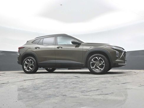 Used 2024 Chevrolet Trax LT w/ Sunroof Package FWD image 29