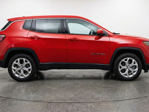 Used 2025 Jeep Compass Latitude image 11