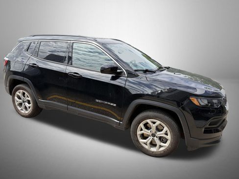 Used 2025 Jeep Compass Latitude AWD/4WD image 2