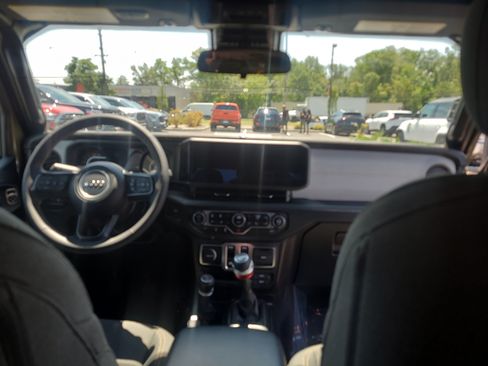 Used 2025 Jeep Wrangler Sport AWD/4WD image 18