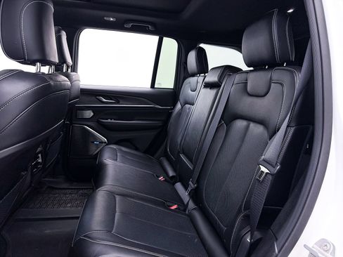 Used 2022 Jeep Grand Cherokee Overland AWD/4WD image 44