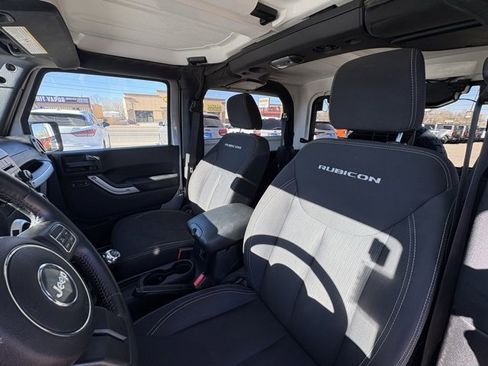 Used 2017 Jeep Wrangler Rubicon w/ Power Convenience Group image 18
