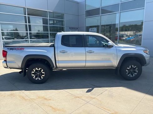Used 2017 Toyota Tacoma TRD Off-Road w/ Tow Package (A/T) AWD/4WD image 8