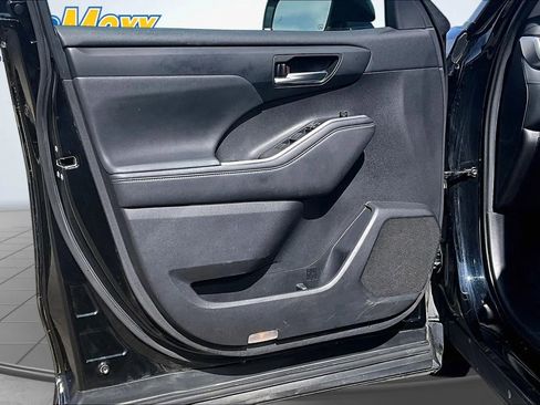 Used 2021 Toyota Highlander XLE AWD/4WD image 25