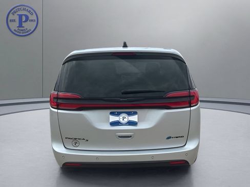 Used 2023 Chrysler Pacifica Limited w/ Uconnect Theater Family Group FWD image 6
