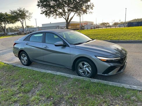 Used 2025 Hyundai Elantra SE FWD image 8