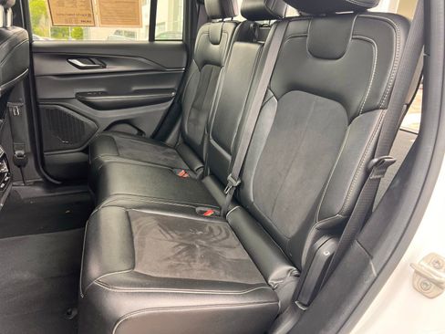 Used 2024 Jeep Grand Cherokee Altitude RWD image 30
