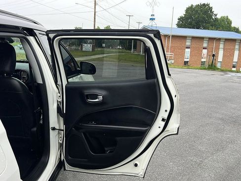 Used 2018 Jeep Compass Latitude w/ Popular Equipment Group FWD image 29