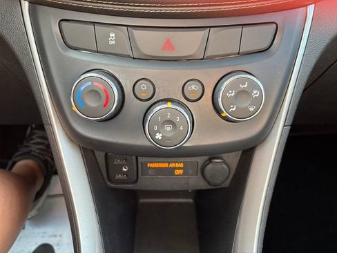 Used 2017 Chevrolet Trax LT w/ Sun & Sound Package AWD/4WD image 18