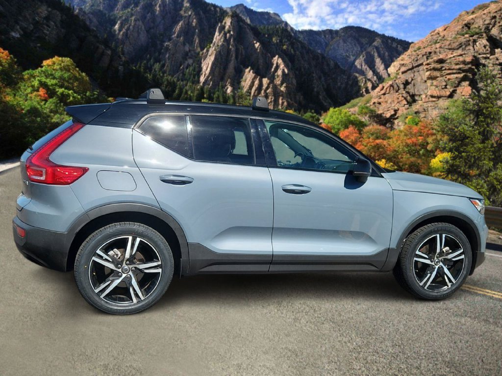 Used 2021 Volvo XC40 T5 R-Design w/ Climate Package AWD/4WD image 2