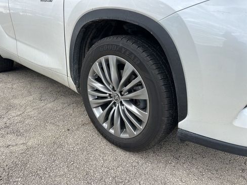 Used 2020 Toyota Highlander Platinum image 3