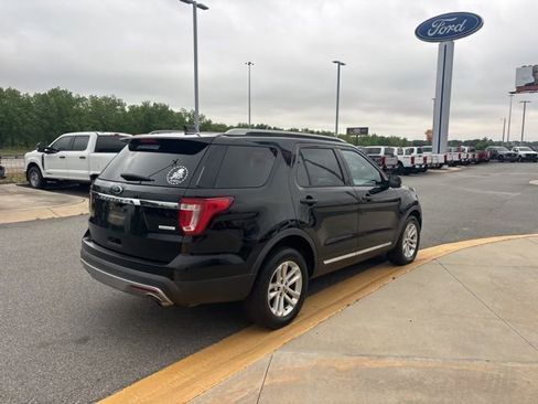 Used 2017 Ford Explorer XLT FWD image 5