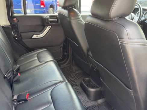 Used 2015 Jeep Wrangler Unlimited Rubicon w/ Connectivity Group AWD/4WD image 13