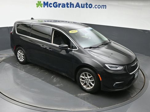 Used 2023 Chrysler Pacifica Touring-L image 3