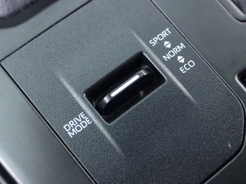 Used 2020 Toyota Highlander XLE image 28