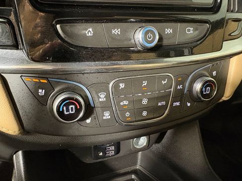 Used 2023 Chevrolet Traverse Premier FWD image 34