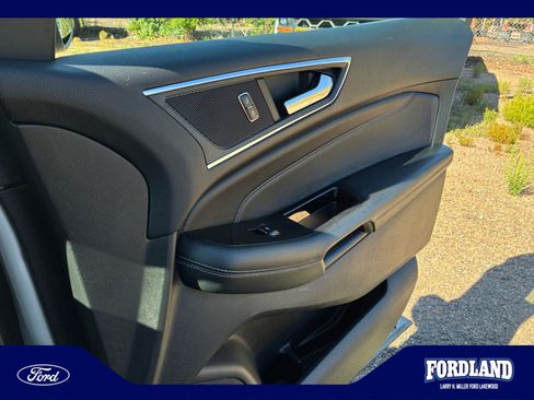 Used 2017 Ford Edge Titanium w/ Technology Package AWD/4WD image 16