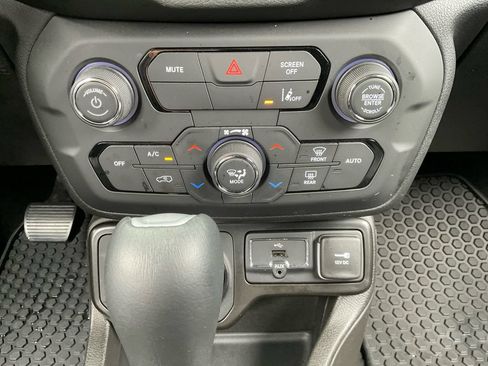 Used 2023 Jeep Renegade Trailhawk w/ Trailhawk Elite Group AWD/4WD image 26