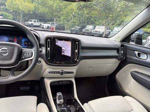 Certified 2025 Volvo XC40 B5 Plus AWD/4WD image 31