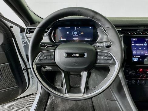 Used 2025 Jeep Grand Cherokee L Altitude image 11
