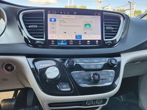 Used 2024 Chrysler Pacifica Touring-L FWD image 18