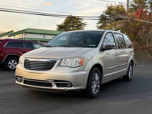 Used 2014 Chrysler Town & Country Touring-L w/ Driver Convenience Group image 1