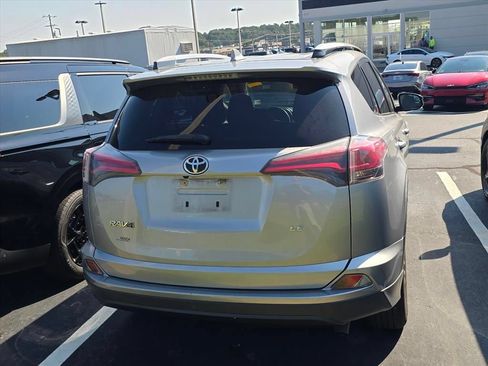 Used 2018 Toyota RAV4 LE FWD image 7
