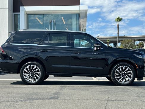 New 2026 Lincoln Navigator Black Label AWD/4WD image 2