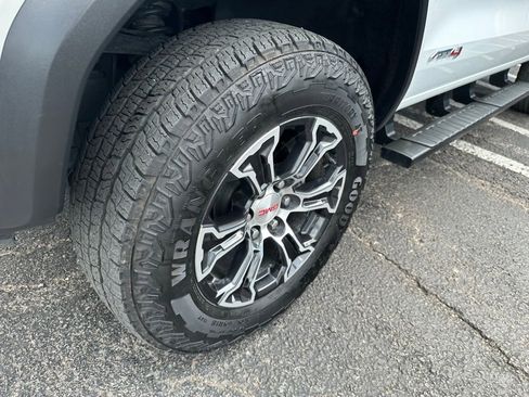 Used 2025 GMC Canyon AT4 AWD/4WD image 9
