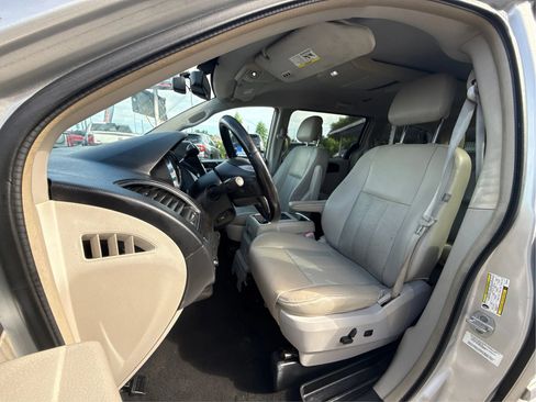 Used 2012 Chrysler Town & Country Touring-L w/ Entertainment Group #2 FWD image 9
