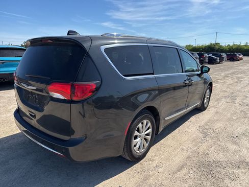 Used 2018 Chrysler Pacifica Touring-L FWD image 3