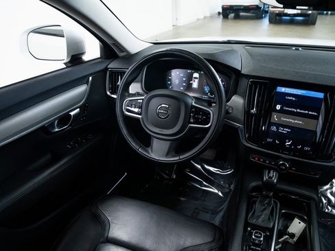 Used 2017 Volvo V90 T6 Cross Country image 10