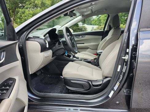 Used 2019 Kia Forte LXS FWD image 4