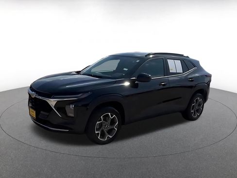 Used 2025 Chevrolet Trax LT FWD image 8