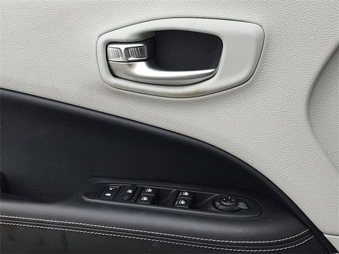 Certified 2018 Jeep Compass Latitude w/ Popular Equipment Group image 27