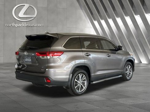 Used 2019 Toyota Highlander XLE FWD image 6