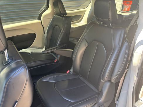 Used 2023 Chrysler Pacifica Touring-L FWD image 23
