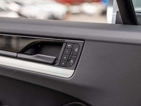 Certified 2025 Porsche Cayenne AWD/4WD image 40